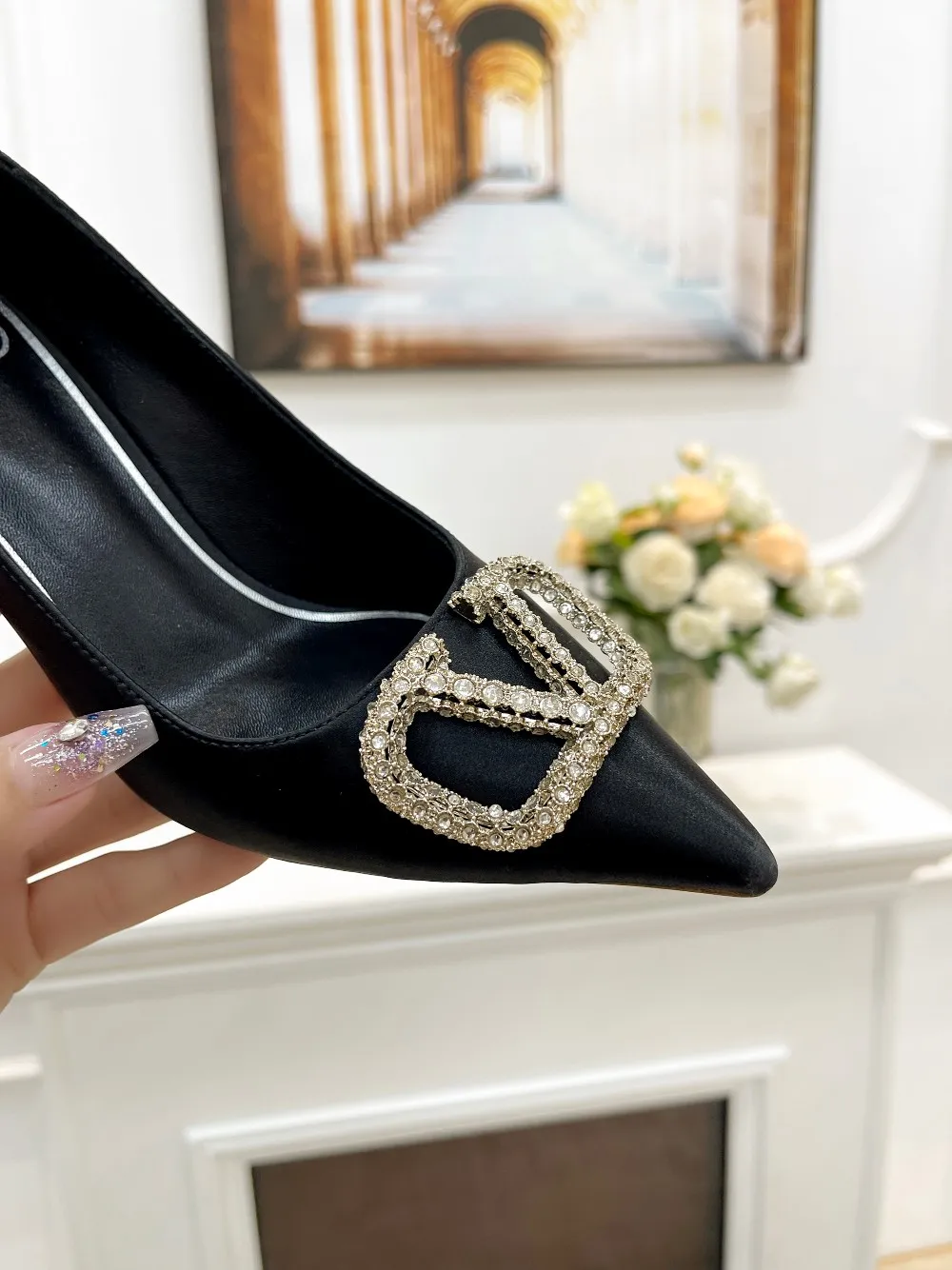 👟👟Ex-factory price 440👟👟 Genuine leather sole +40 Top version 𝑉𝐴𝐿𝐸𝑁𝑇𝐼𝑁𝑂 Valentino new spring and summer women's 8-color single shoes [Latest rhinestone buckle] brings out a full sense of luxury, and the new season will live up to expectations! Worth buying ★Absolutely high-grade❥Original method, Absolute sensibility❥Elegant style, No-frills walking artifact Code number: 35-41 (34-42 customized) Fabric: Imported silk Lining: Sheepskin lining Heel height: 4cm～7.5cm2⃣️A choice of leather outsole Rubber outsole